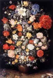 Vase mit Blumen, Schmuck, Münzen und Muscheln